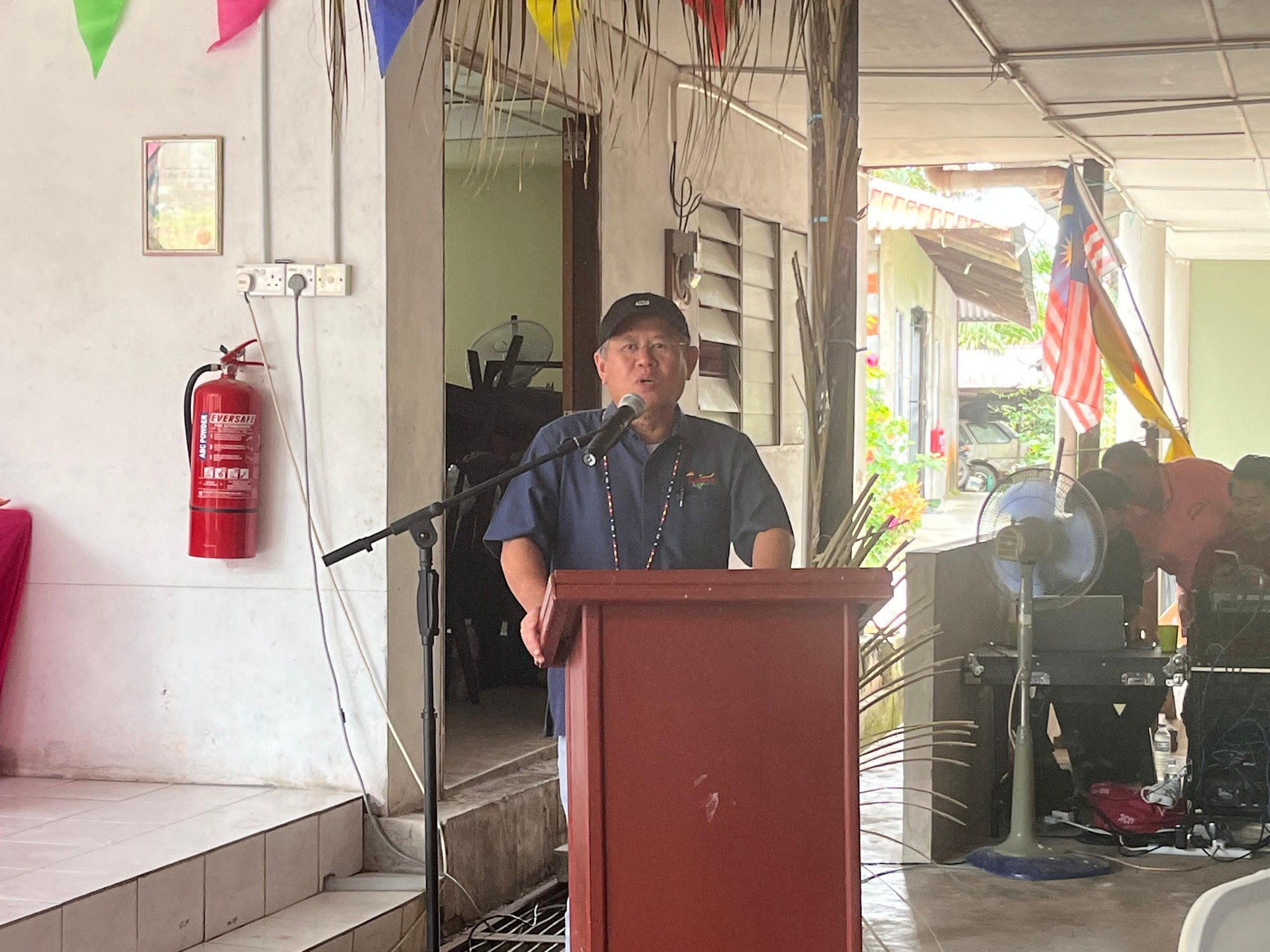 Datuk Martin Serah 81 Tangki Air Di Kampung Krait Mawang, Lima Kampung Lagi Bakal Terima Sumbangan Sama
