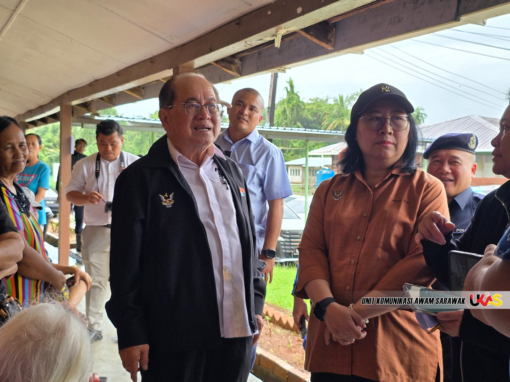 Datuk Amar Douglas Uggah Tinjau PPS Serian, Lapan PPS Dibuka Susulan Banjir Luar Jangka