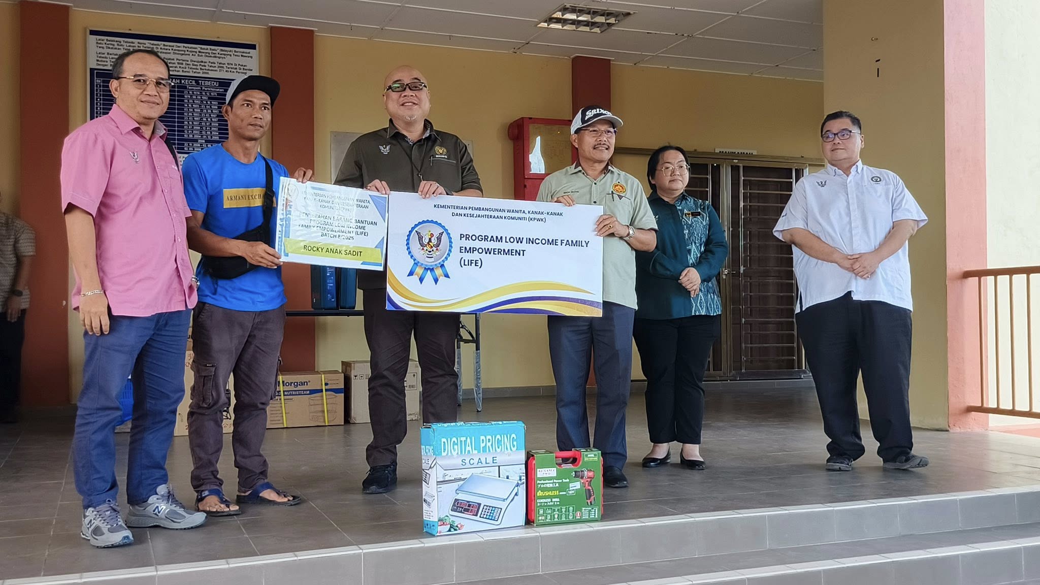 15 Penerima B40 Miskin Tegar Terima Bantuan Peralatan Program LIFE di Tebedu