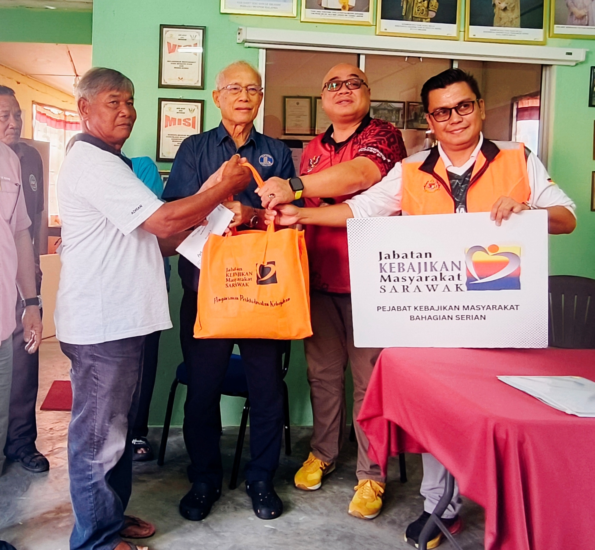 Ahli Parlimen Serian Santuni Mangsa Kebakaran Kampung Entubuh